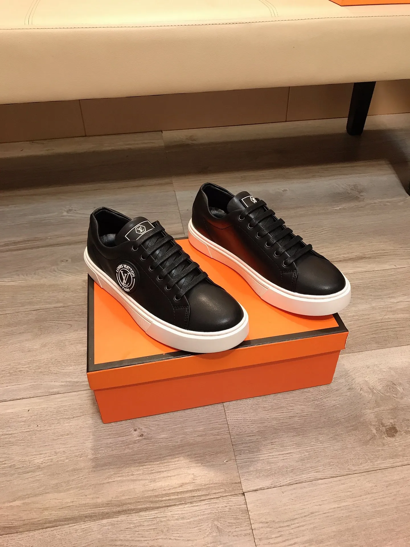 Factory price P360 👟👟💥【LV Louis Vuitton】The latest trendy casual shoes for men, made of imported cowhide with brand logo, genuine leather lining, rubber outsole that is wear-resistant and non-slip, high-level version, perfect on-foot effect, and exquisite workmanship. Code number: 38-44